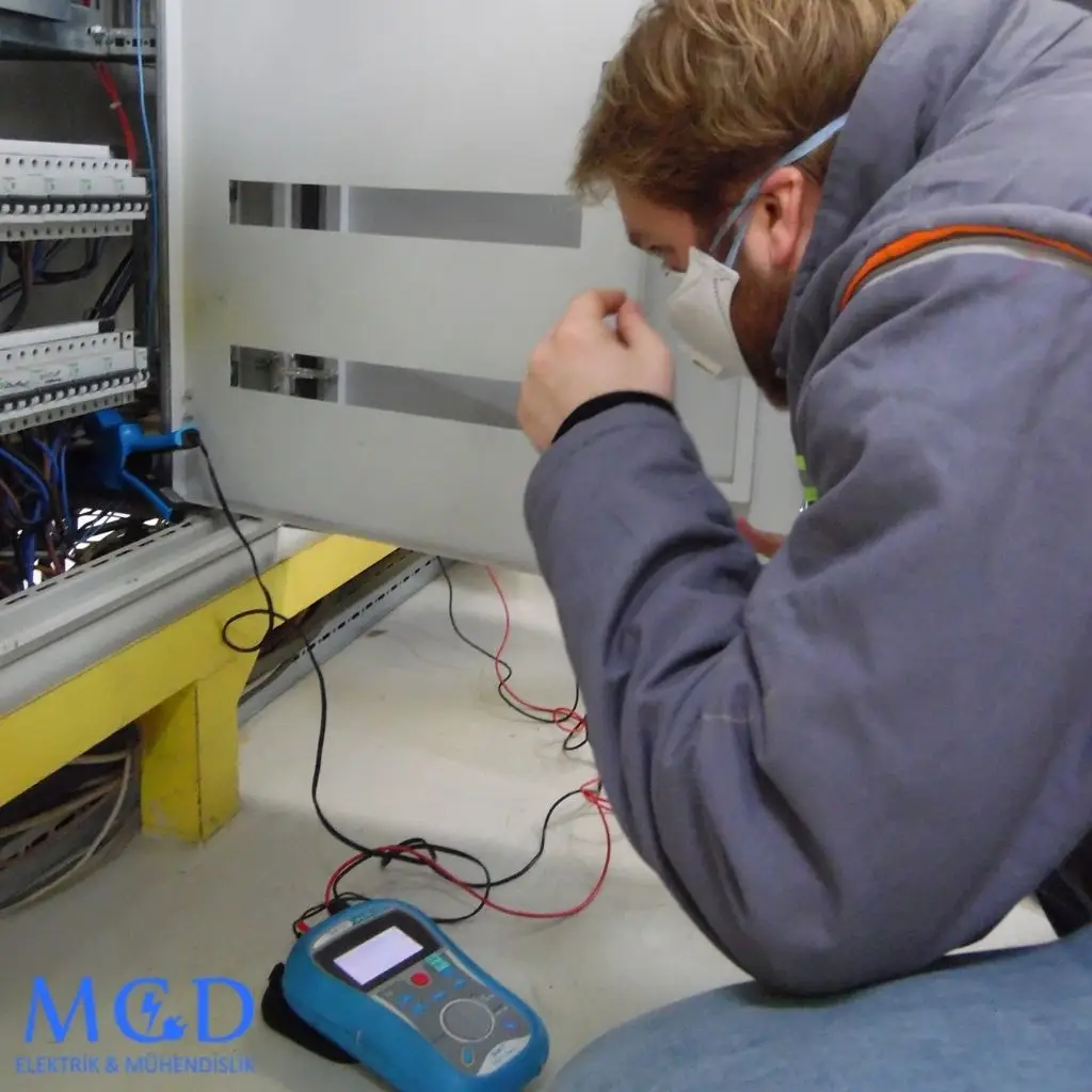 İzmir elektrik tesisatı hizmeti – MCD Mühendislik teknisyenleri kablo düzenliyor.